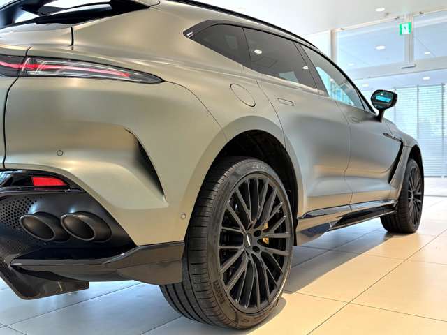 Aston Martin DBX 10
