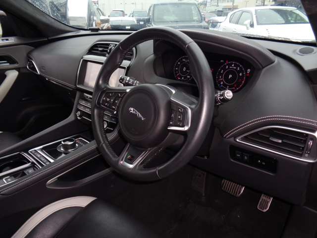 Jaguar F-Pace 4