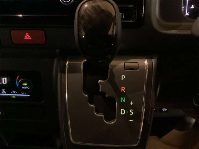 Toyota Hiace Van 6