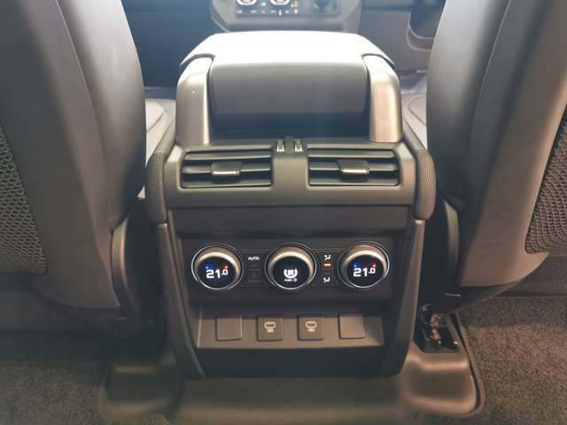 Land Rover Defender 12
