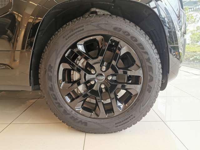 Land Rover Defender 9