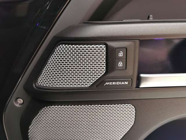 Land Rover Defender 10