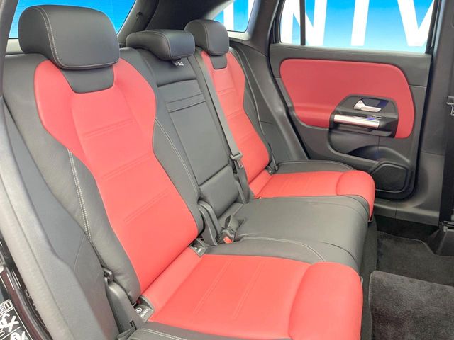 Mercedes-Benz GLA-Class 11