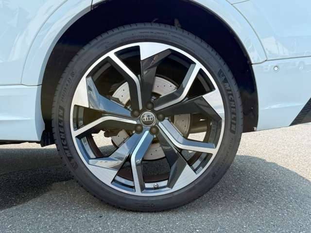 Audi RS Q8 11