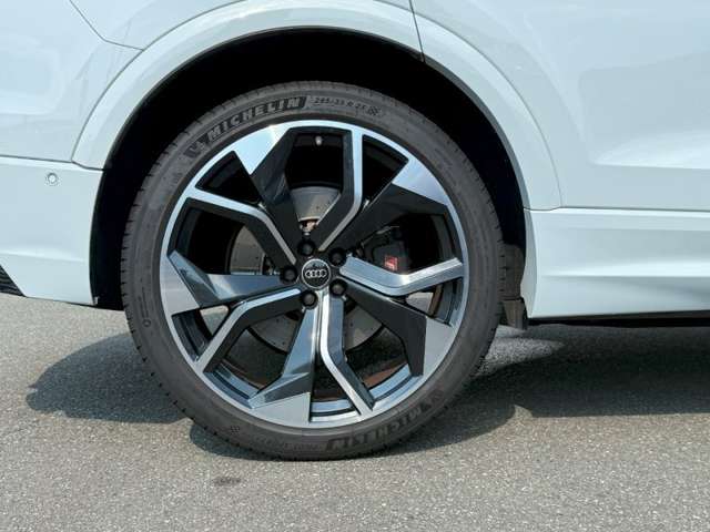 Audi RS Q8 12