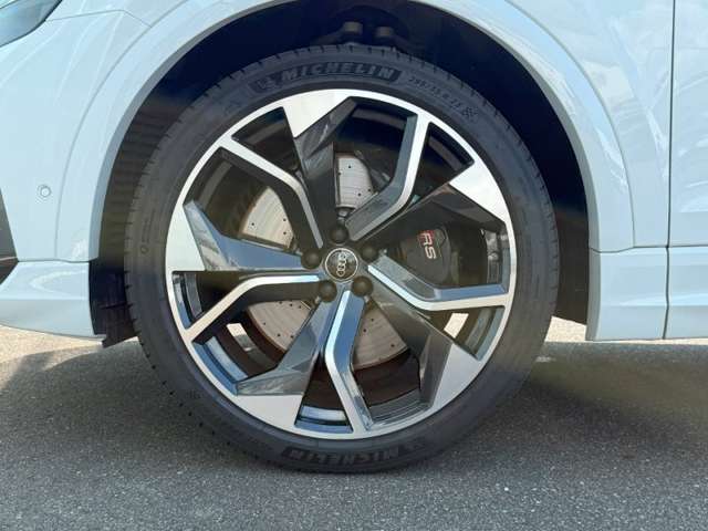 Audi RS Q8 10