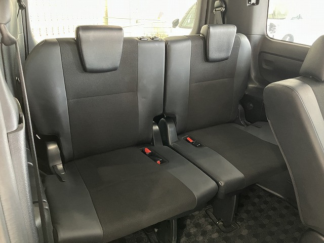 Toyota Noah 12