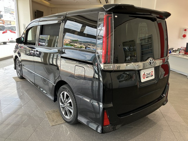 Toyota Noah 3