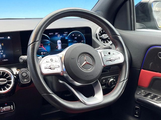 Mercedes-Benz GLA-Class 11
