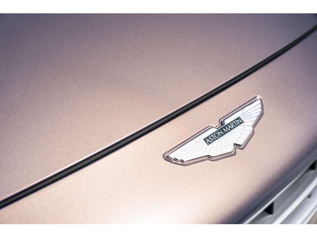 Aston Martin DBX 4