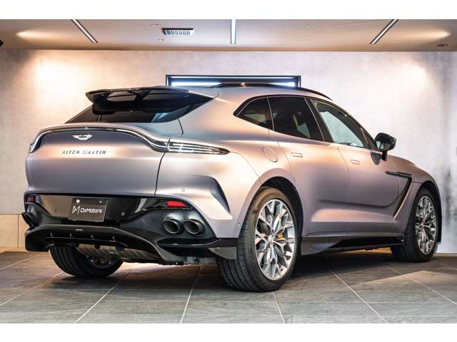 Aston Martin DBX 6