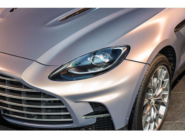 Aston Martin DBX 10