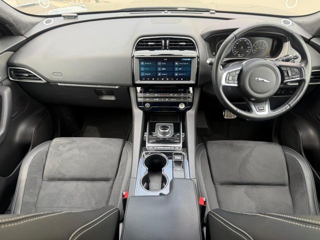 Jaguar F-Pace 2