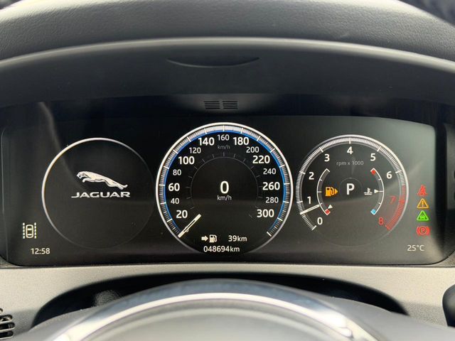 Jaguar F-Pace 8