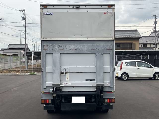Hino Dutro 9