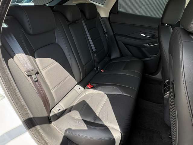 Jaguar E-Pace 12