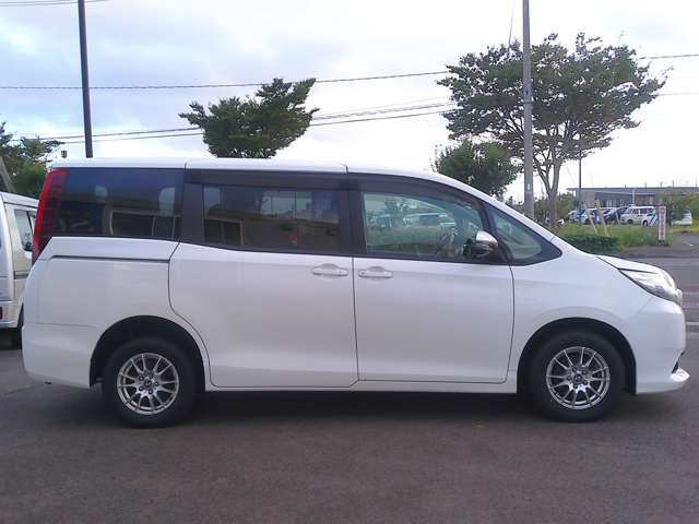 Toyota Noah 4