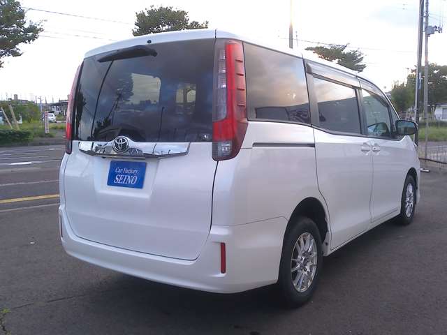 Toyota Noah 5