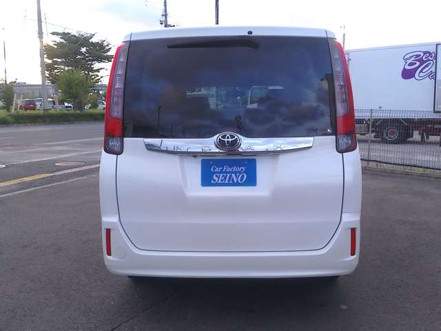 Toyota Noah 6