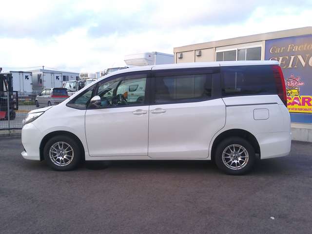 Toyota Noah 8