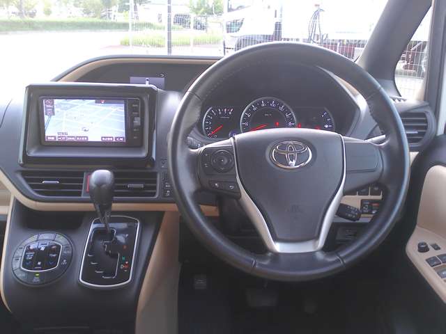 Toyota Noah 9