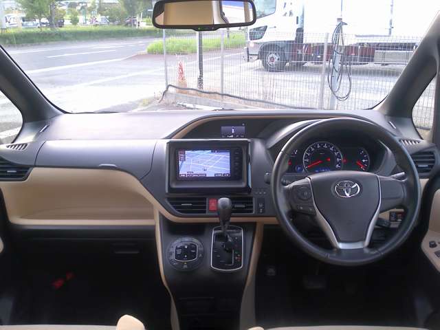 Toyota Noah 10