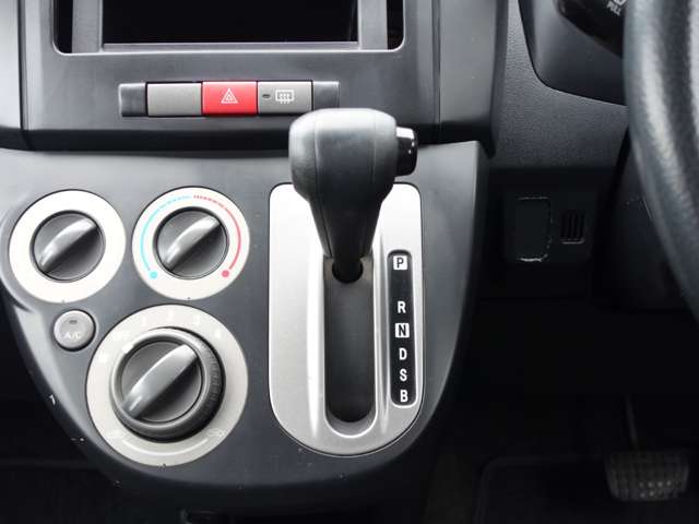 Daihatsu Mira 11