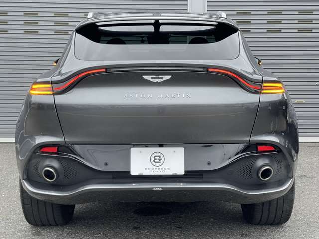 Aston Martin DBX 12