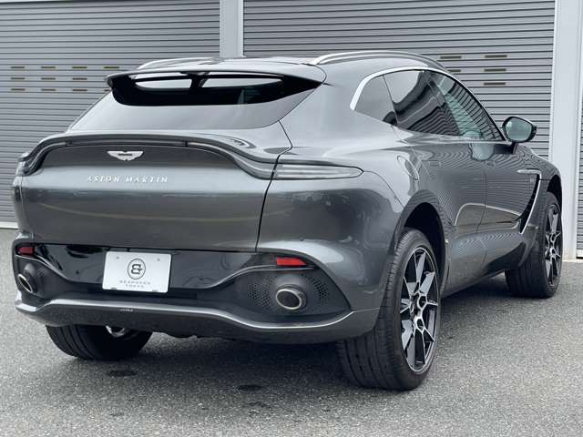 Aston Martin DBX 4