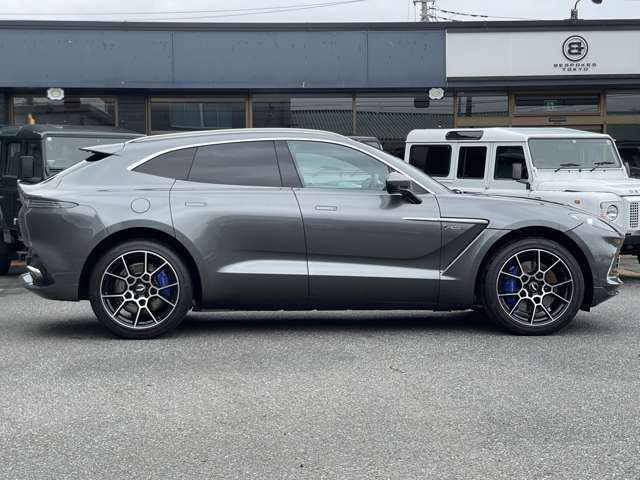Aston Martin DBX 5
