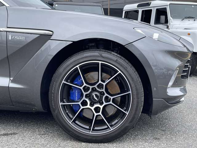 Aston Martin DBX 6