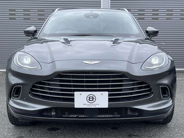 Aston Martin DBX 8