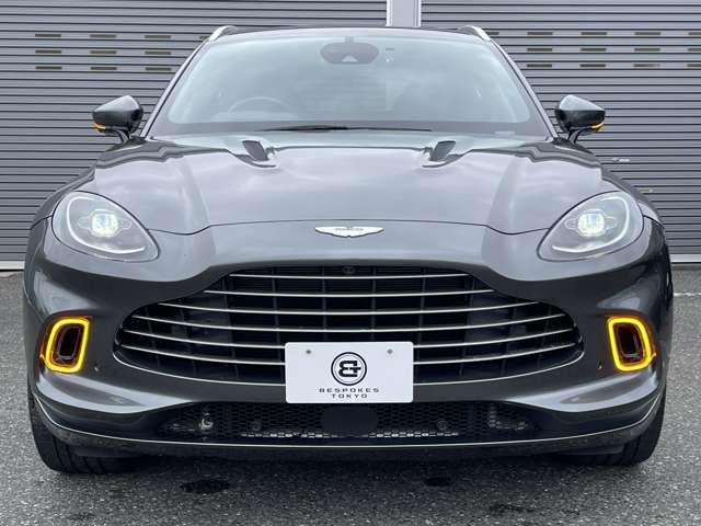 Aston Martin DBX 9