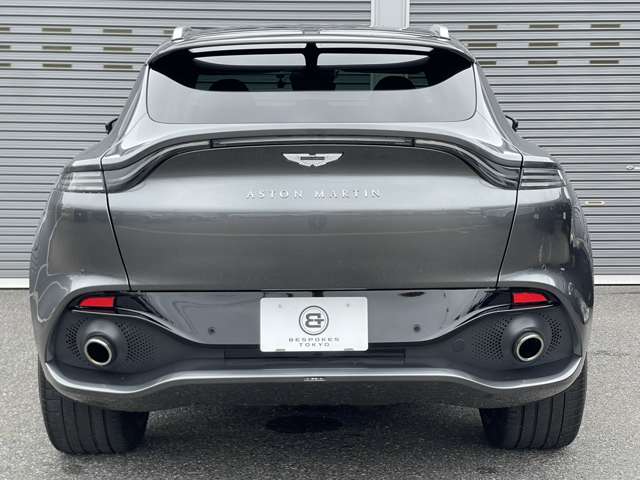 Aston Martin DBX 10