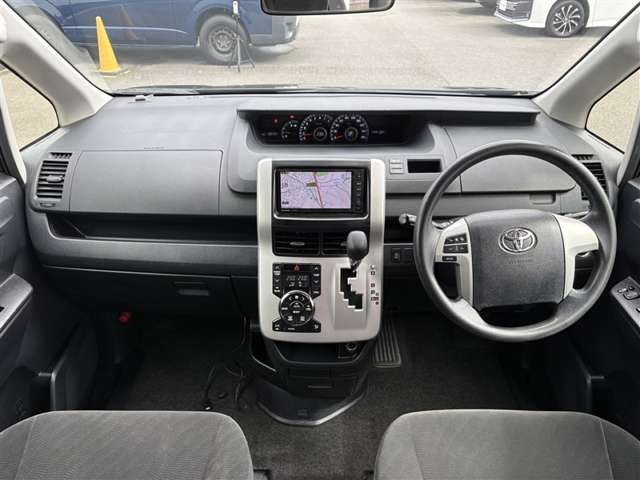 Toyota Noah 5