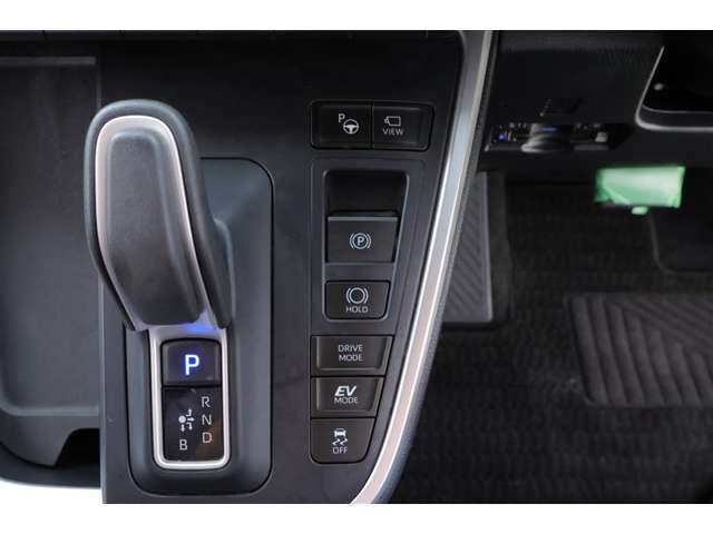Toyota Voxy 11