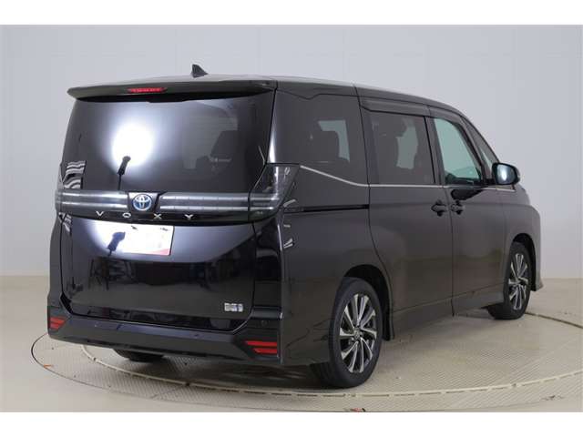 Toyota Voxy 3