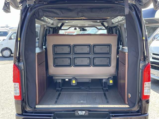 Toyota Hiace Van 11