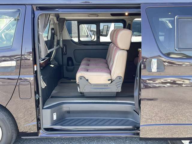 Toyota Hiace Van 4