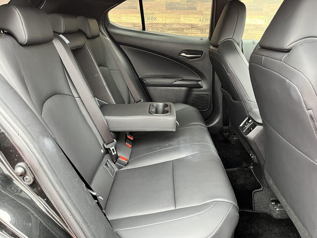 Lexus UX 8
