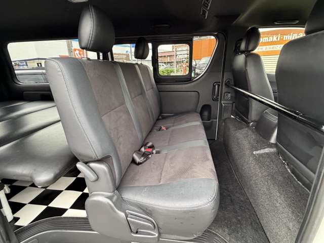 Toyota Hiace Van 7