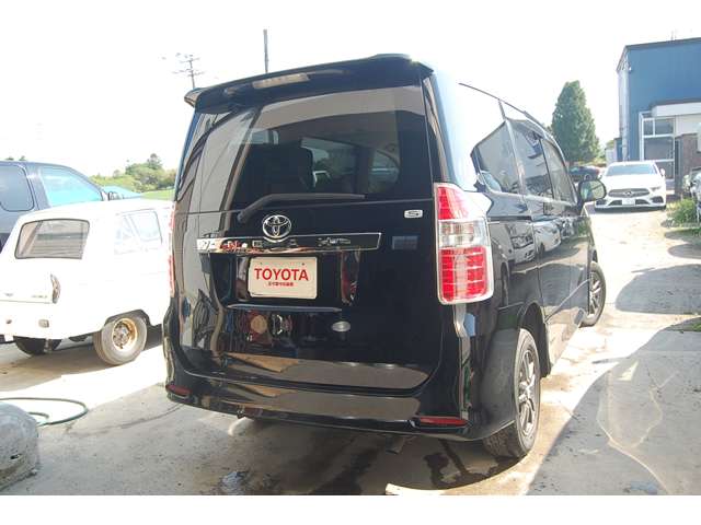 Toyota Noah 4