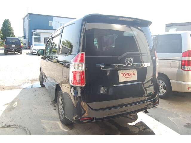 Toyota Noah 5