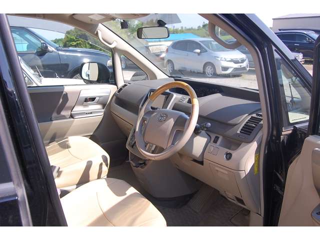 Toyota Noah 7