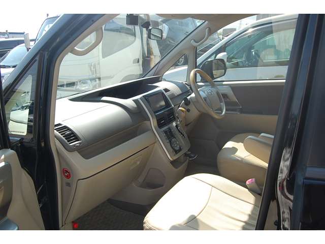 Toyota Noah 8