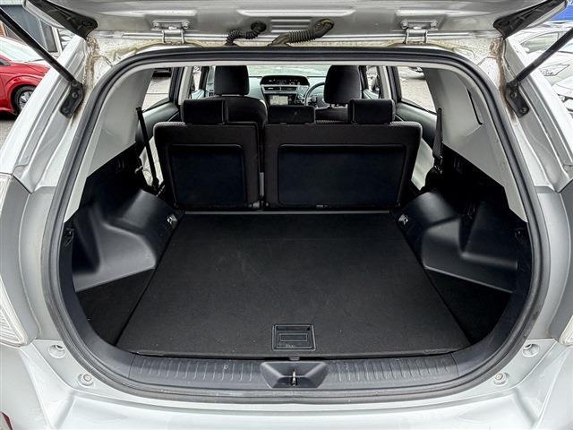 Toyota Prius α 11