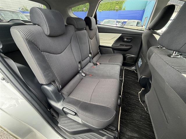 Toyota Prius α 9