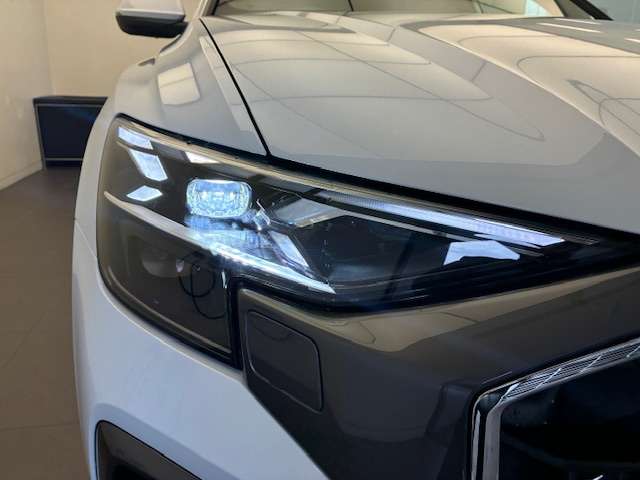 Audi Q8 4