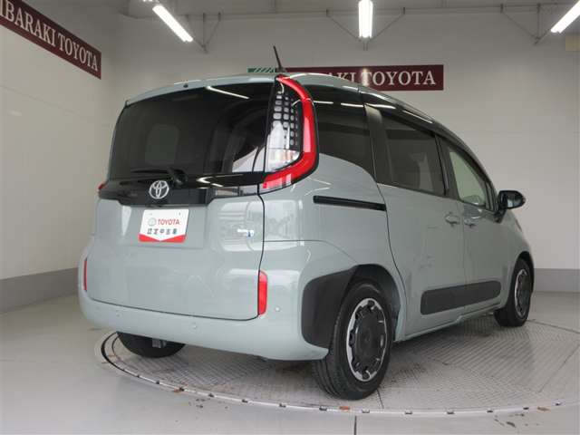 Toyota Sienta 3