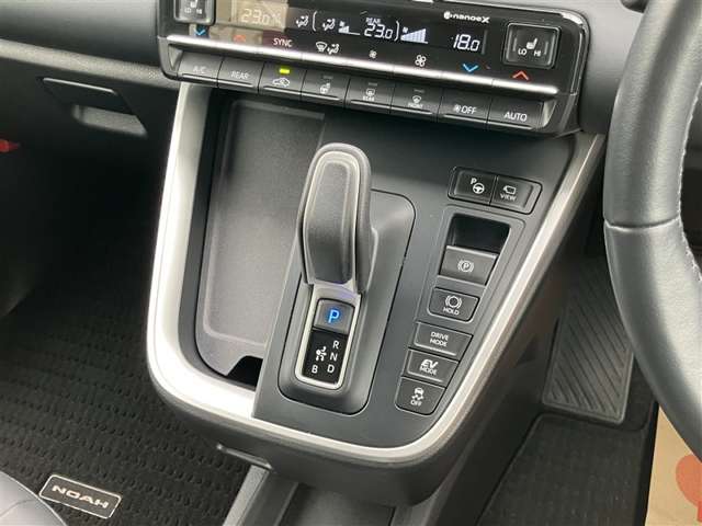 Toyota Noah 12